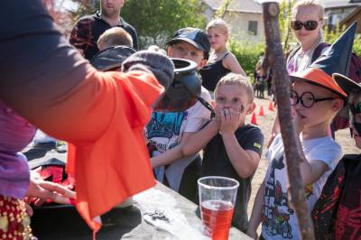 Slet českoveských čarodějnic a stavění májky